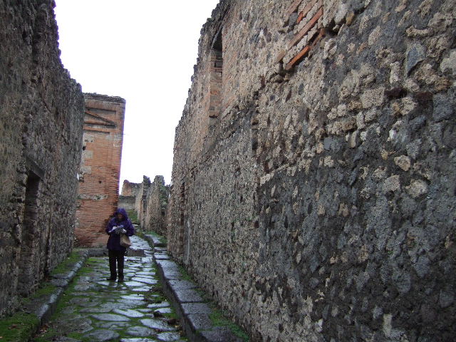 Vicolo degli Scheletri between VII.10 and VII.13. December 2005. Looking east from crossroads with Vicolo di Eumachia. 