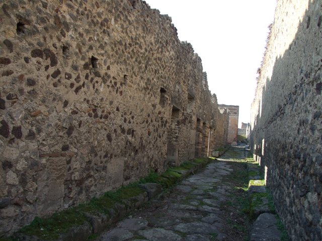 Vicolo degli Scheletri, south side, Pompeii. December 2018. 
Looking west along VII.13, from junction with Vicolo della Maschera, on left. Photo courtesy of Aude Durand.
