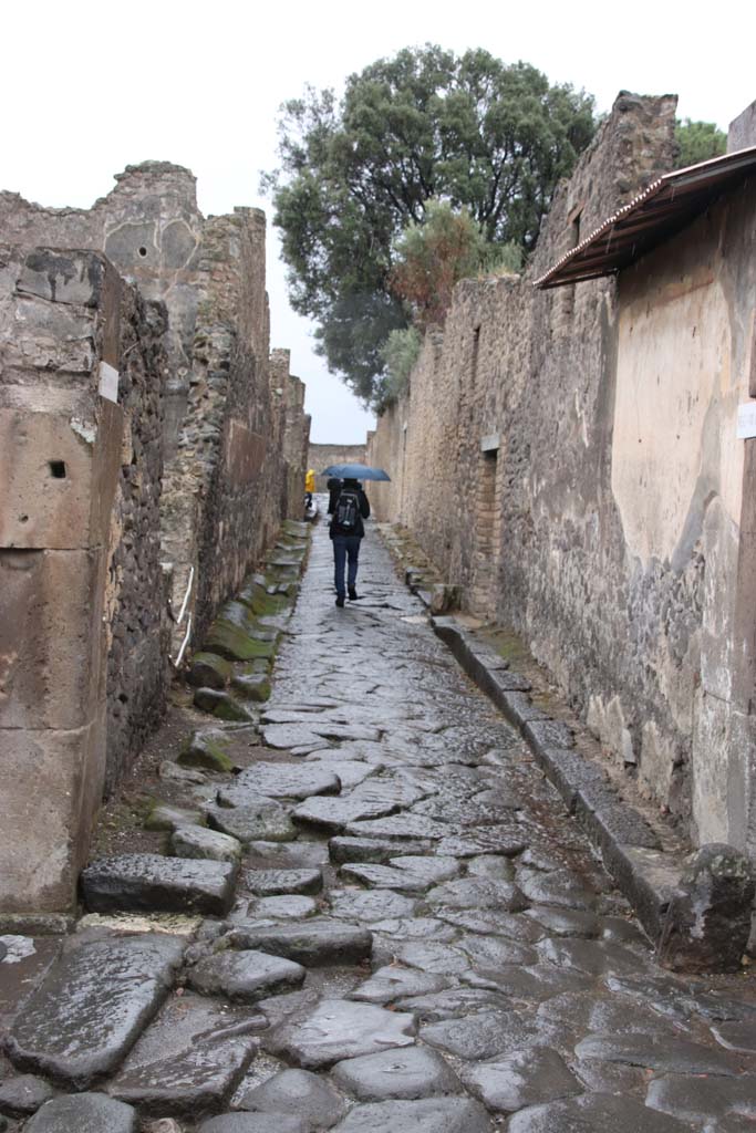 Vicolo dei 12 Dei, Pompeii. October 2020. Looking south from junction with Via dell’Abbondanza. 
Photo courtesy of Klaus Heese.
