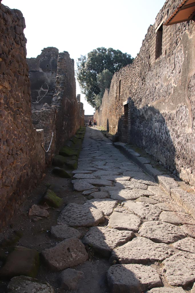 Vicolo dei Dodici Dei, Pompeii. December 2018. Looking south from junction with Via dell’Abbondanza. Photo courtesy of Aude Durand.