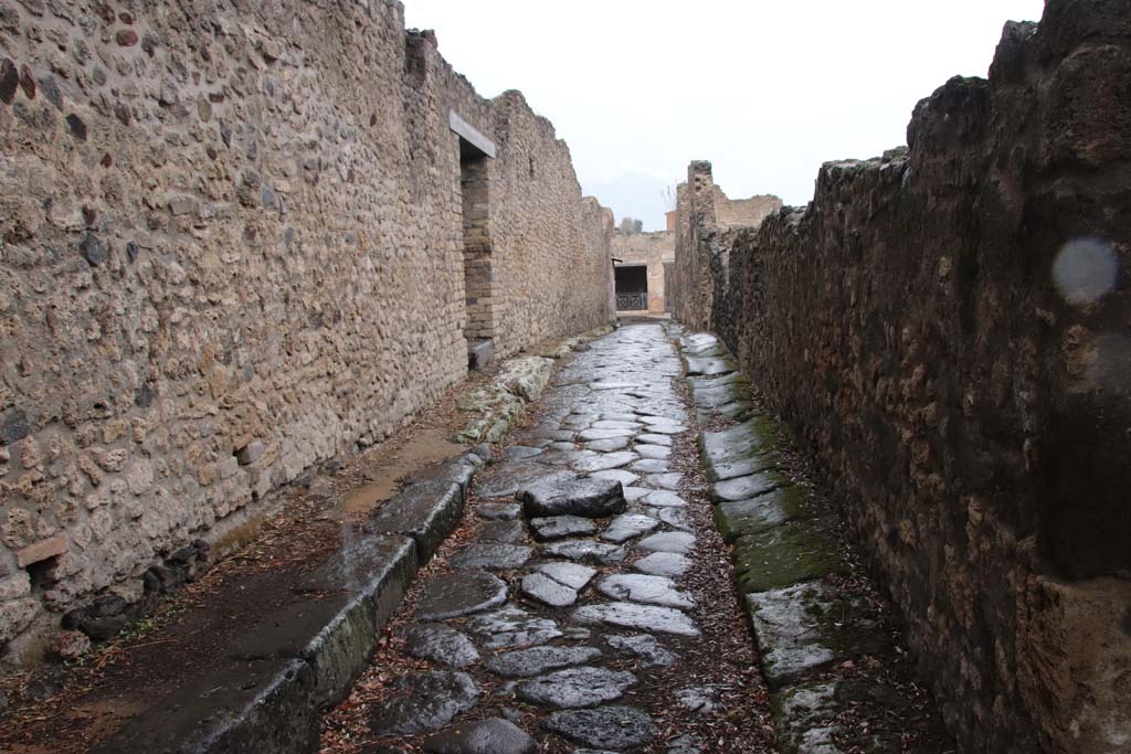 Vicolo dei dodici Dei, Pompeii. December 2018. 
Looking north between VIII.3 and VIII.5 towards Via dell’Abbondanza. Photo courtesy of Aude Durand.
