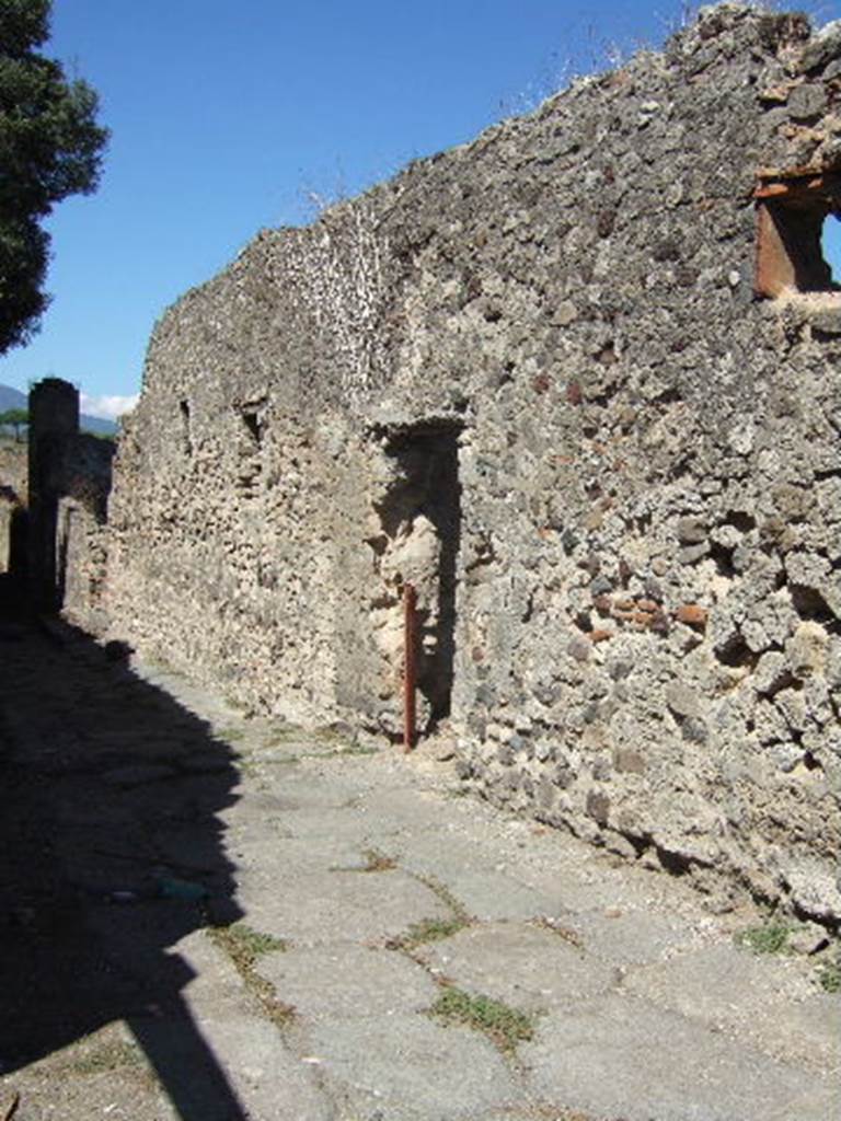 Vicolo dei 12 Dei. East side. Looking north from VIII.6.11. September 2005. 