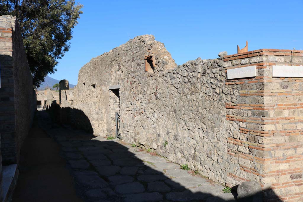 Vicolo dei Dodici Dei, on left, Pompeii. December 2018. 
Looking north towards junction with Vicolo della Regina, lower right. Photo courtesy of Aude Durand.
