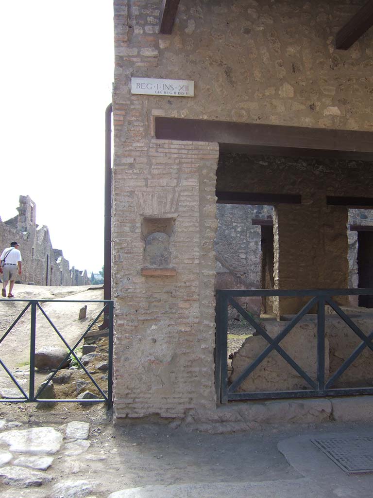 Via dell’Abbondanza. September 2005. South side. Corner with Vicolo dei Fuggiaschi at I.12.5. 