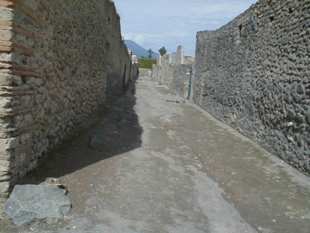 Vicolo dei Fuggiaschi between I.12 and I.13. September 2004.Looking north from the junction with Via di Castricio. 

