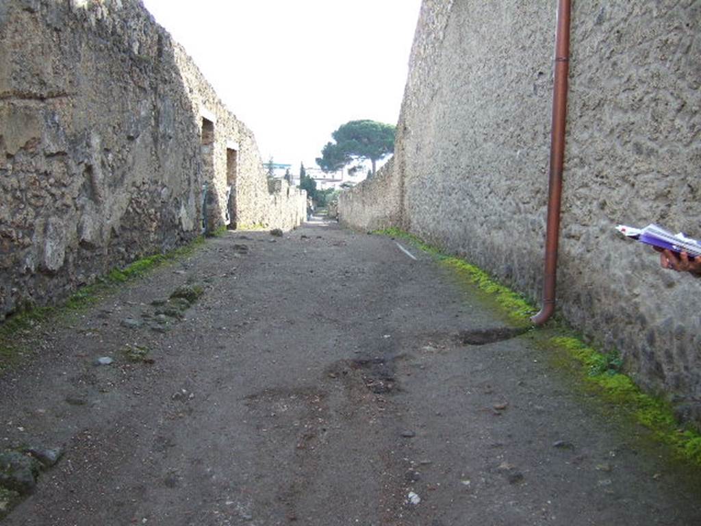 Vicolo dei Fuggiaschi between I.14 and I.15. December 2005.
Looking south from the junction with Via di Castricio. 
