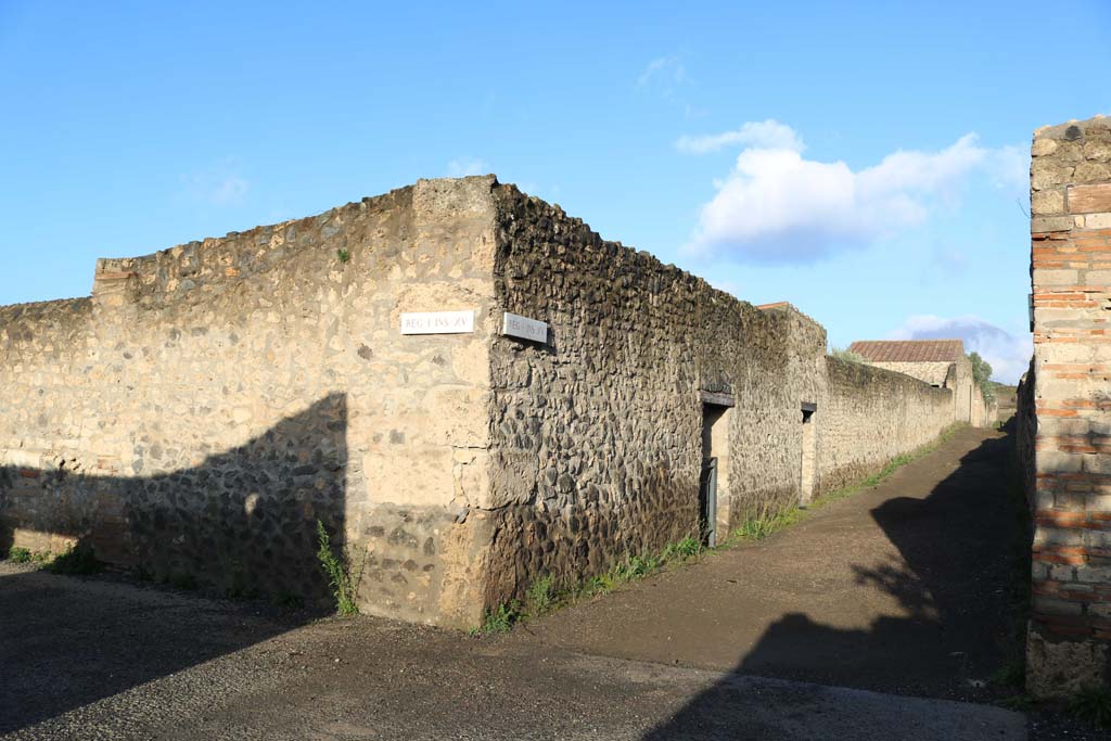 Vicolo dei Fuggiaschi, west side, Pompeii. December 2018. 
Looking north from the junction with Via della Palestra. Photo courtesy of Aude Durand.
