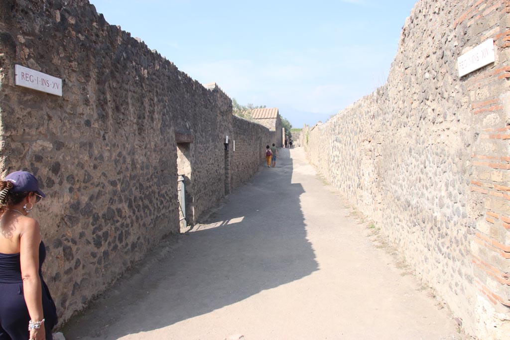 Vicolo dei Fuggiaschi, October 2023. 
Looking north between I.15, on left, and I.14, on right, from the junction with Via della Palestra. Photo courtesy of Klaus Heese.
