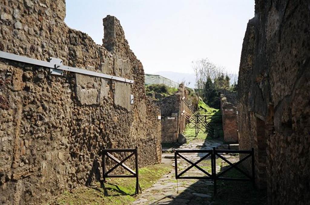 Vicolo dei Gladiatori. Looking south to junction with Via di Nola. October 2009. Photo courtesy of Rick Bauer.