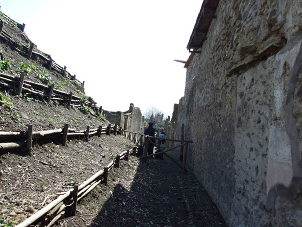 V.5 4 Pompeii.  March 2009.    Via del Gladiatori. Looking south.        V.4.12