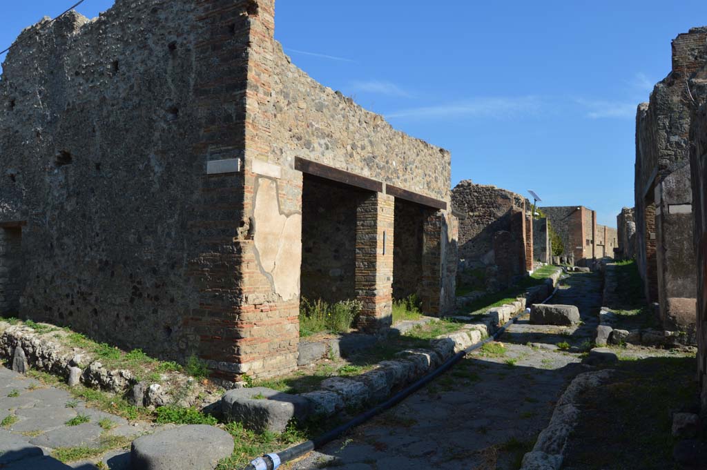 Vicolo dei Soprastanti, south side. June 2012. Looking towards west corner of junction with Vicolo del Gallo, and doorway at VII.15.12 