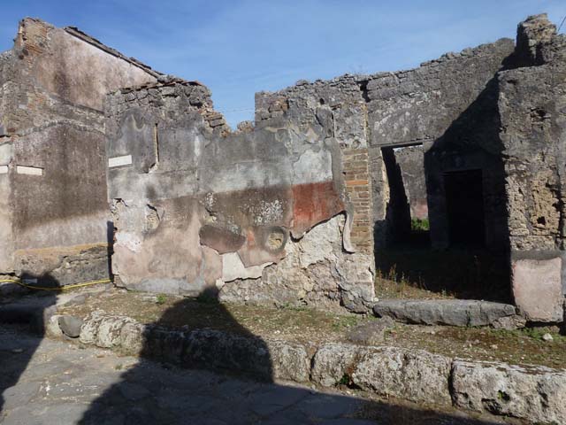VII.15.12 Pompeii, March 2018. Looking south along west side of Vicolo del Gallo, from junction with Vicolo dei Soprastanti. 
Foto Taylor Lauritsen, ERC Grant 681269 DÉCOR.
