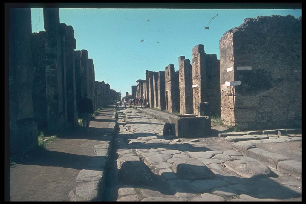 Via della Fortuna between VII.4 and VI.13. Looking west towards fountain and junction with Vicolo dei Vettii, on right.
Photographed 1970-79 by Günther Einhorn, picture courtesy of his son Ralf Einhorn.
