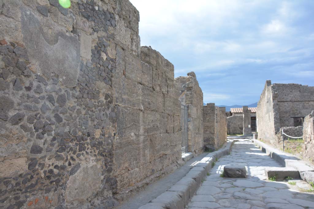 Vicolo dei Vettii, Pompeii. July 2017. Looking south along east side of roadway from VI.14.43, in centre towards Via della Fortuna.
Foto Annette Haug, ERC Grant 681269 DÉCOR.

