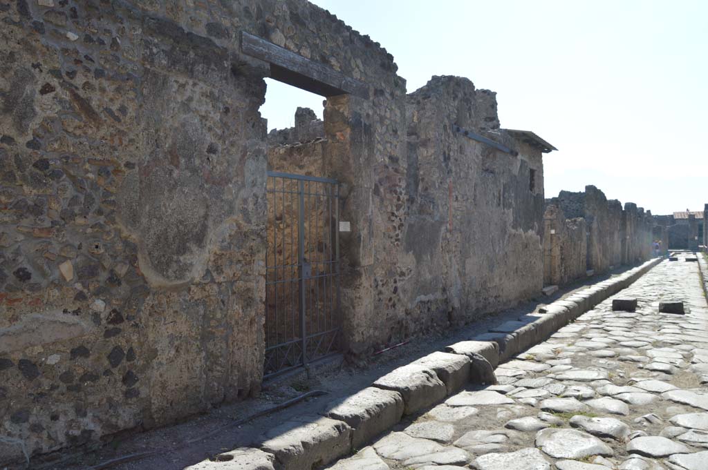 Vicolo dei Vettii, west side, Pompeii. March 2019. 
Looking north-west towards entrance doorway at VI.13.16 and towards junction with Vicolo di Mercurio, on right.
Foto Taylor Lauritsen, ERC Grant 681269 DÉCOR.

