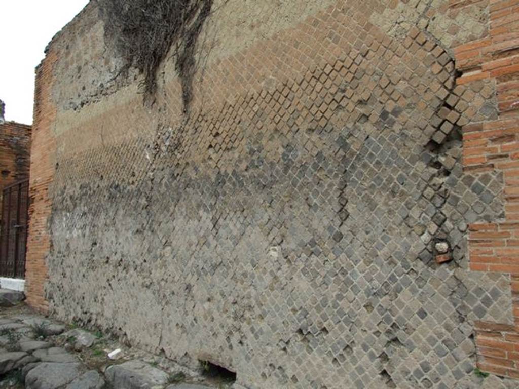 Vicolo del Balcone Pensile. North side. Wall of Macellum at VII.9.42. March 2009.