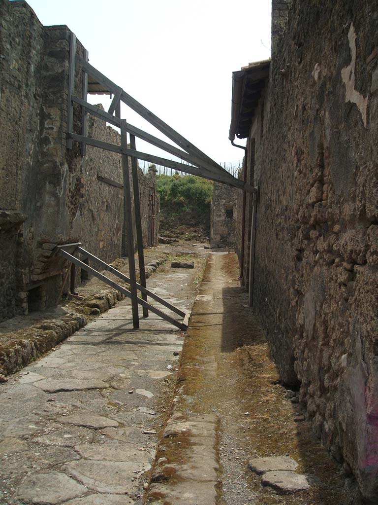 Vicolo del Centenario. May 2005. Looking south between IX.8, on left, and IX.5, on right. 