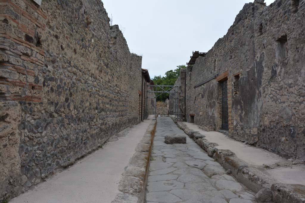 Vicolo del Centenario, Pompeii. March 2018. 
Looking west towards corner junction with Unnamed Vicolo between IX.5 and IX.6, on left, and doorway to IX.5.16.
Foto Taylor Lauritsen, ERC Grant 681269 DÉCOR.


