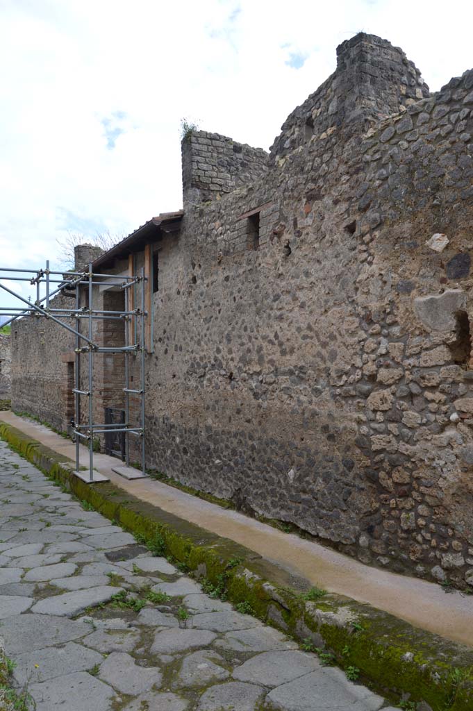 Vicolo del Centenario, west side, Pompeii. March 2018.  
Looking south along exterior façade towards IX.5.14, on right. 
Foto Taylor Lauritsen, ERC Grant 681269 DÉCOR.

