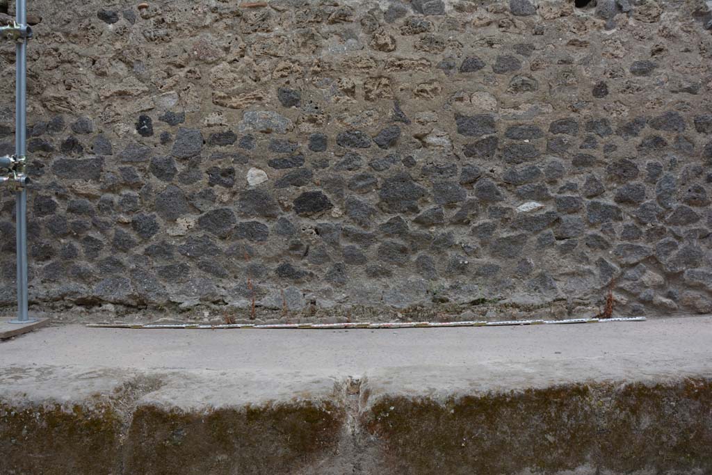 Vicolo del Centenario, west side, Pompeii. May 2017. Lower wall, cont’d, on north side of IX.5.14.
Foto Christian Beck, ERC Grant 681269 DÉCOR.
