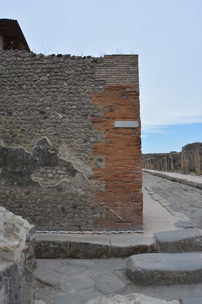 Vicolo del Centenario, west side, Pompeii. May 2017. 
Side wall of IX.5.12 at junction with Via di Nola.
Foto Christian Beck, ERC Grant 681269 DÉCOR.
