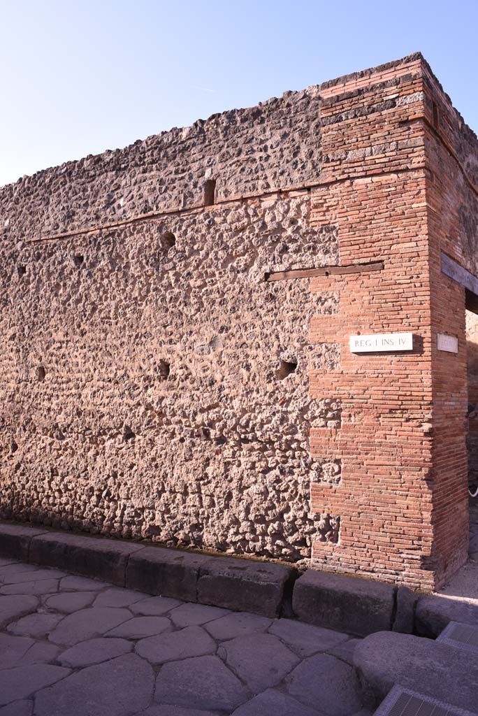 Vicolo del Citarista, west side, Pompeii. October 2019. 
Side wall of I.4.27 at junction with Via dell’Abbondanza, on right.
Foto Tobias Busen, ERC Grant 681269 DÉCOR.
