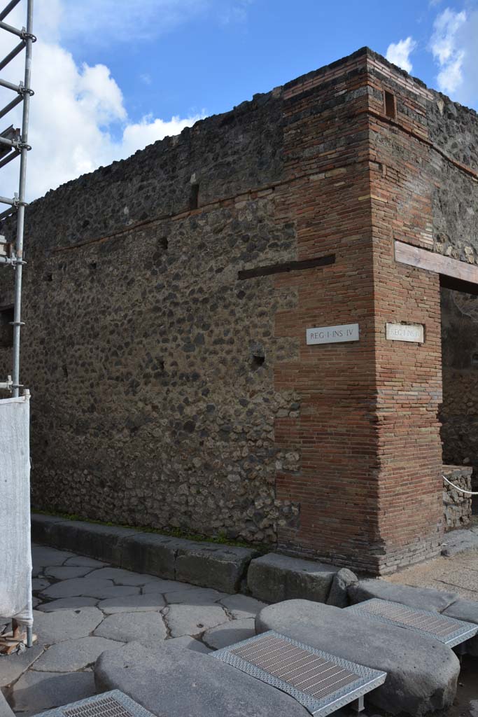 Vicolo del Citarista, west side, Pompeii. May 2019.  
Side wall of I.4.27 at junction with Via dell’Abbondanza, on right.
Foto Tobias Busen, ERC Grant 681269 DÉCOR.
