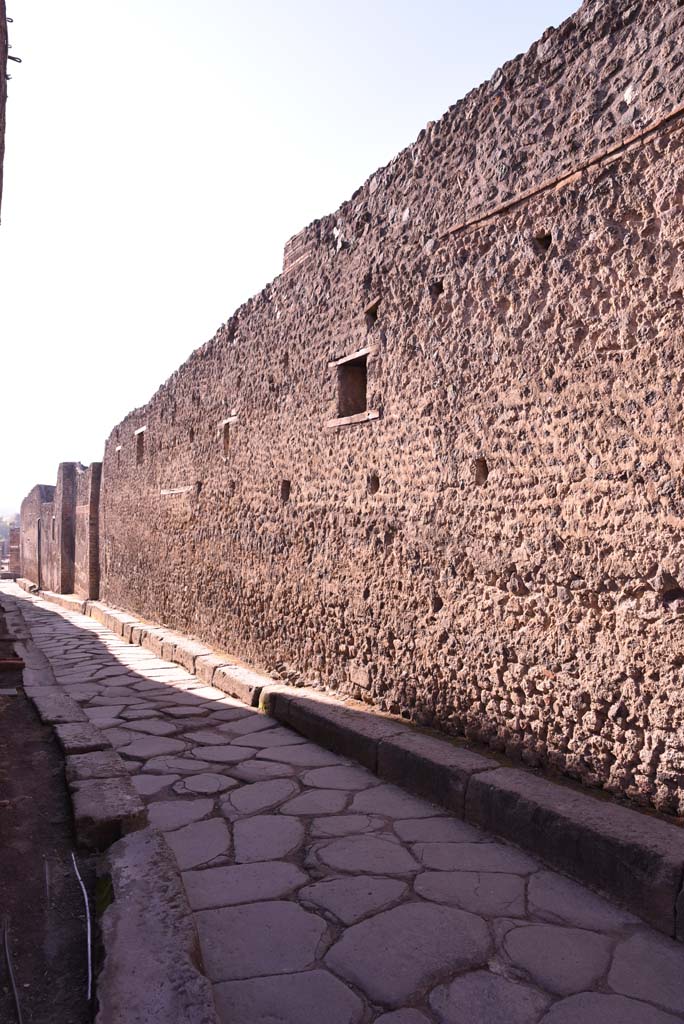 Vicolo del Citarista, west side, Pompeii. October 2019. Looking south.
Foto Tobias Busen, ERC Grant 681269 DÉCOR.
