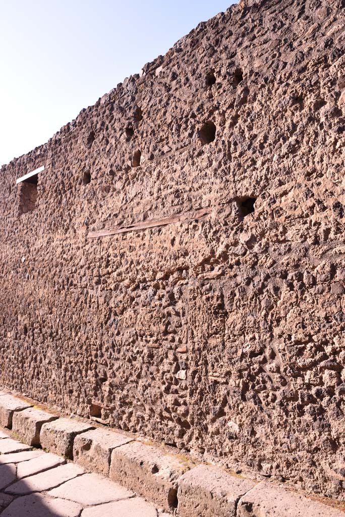 Vicolo del Citarista, west side, Pompeii. October 2019. Blocked doorway in west wall, looking south.
Foto Tobias Busen, ERC Grant 681269 DÉCOR.
