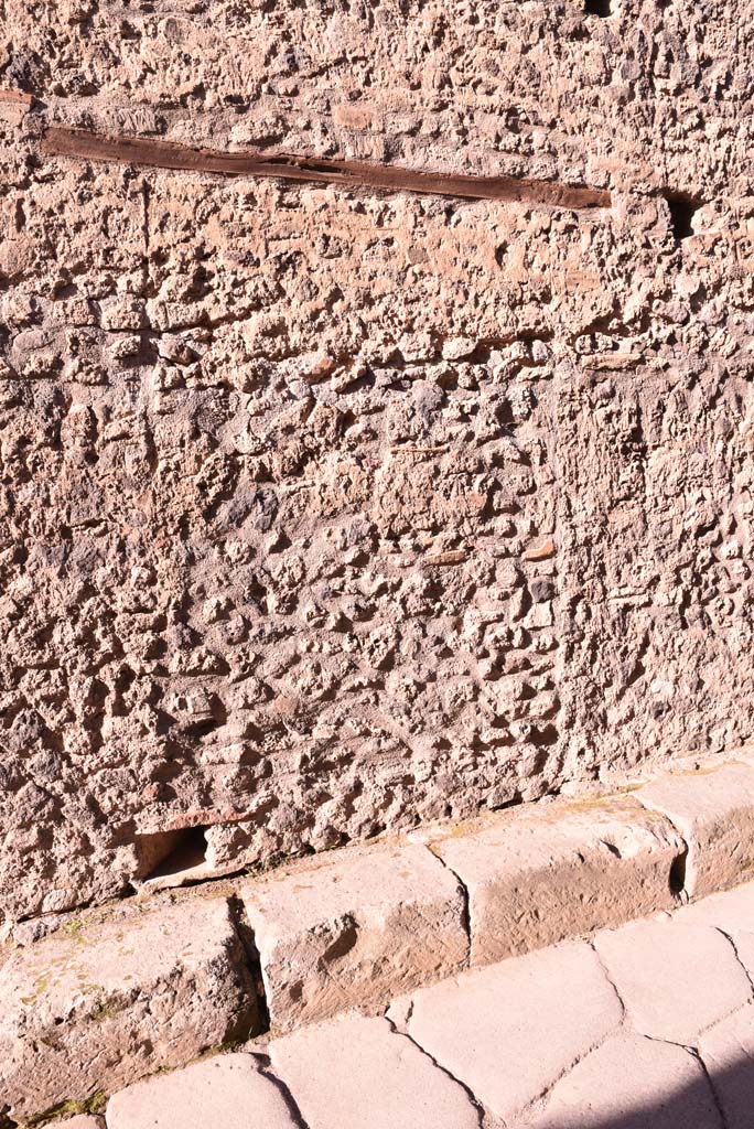 Vicolo del Citarista, west side, Pompeii. October 2019. Detail of blocked doorway in west wall. 
Foto Tobias Busen, ERC Grant 681269 DÉCOR.
