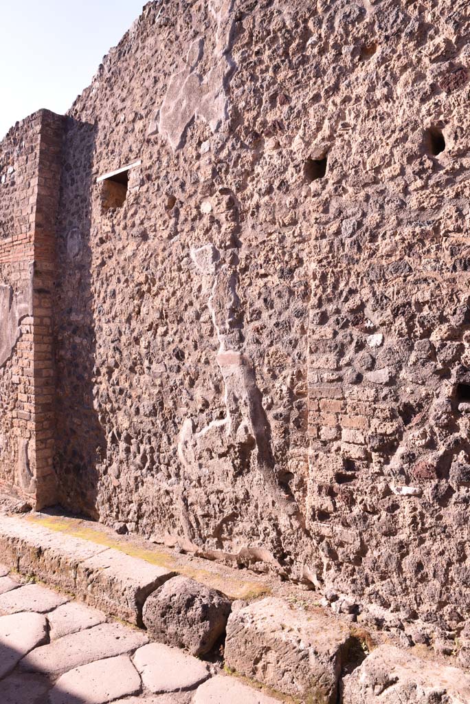 Vicolo del Citarista, west side, Pompeii. October 2019.
West wall with remaining stucco, looking south.  
Foto Tobias Busen, ERC Grant 681269 DÉCOR.
