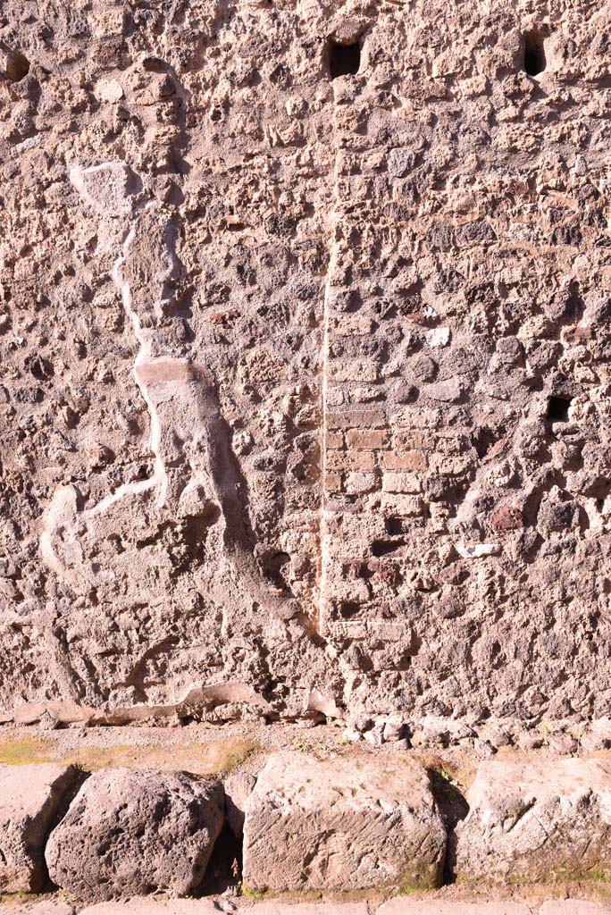 Vicolo del Citarista, west side, Pompeii. October 2019. Detail of remaining stucco on west wall.   
Foto Tobias Busen, ERC Grant 681269 DÉCOR.
