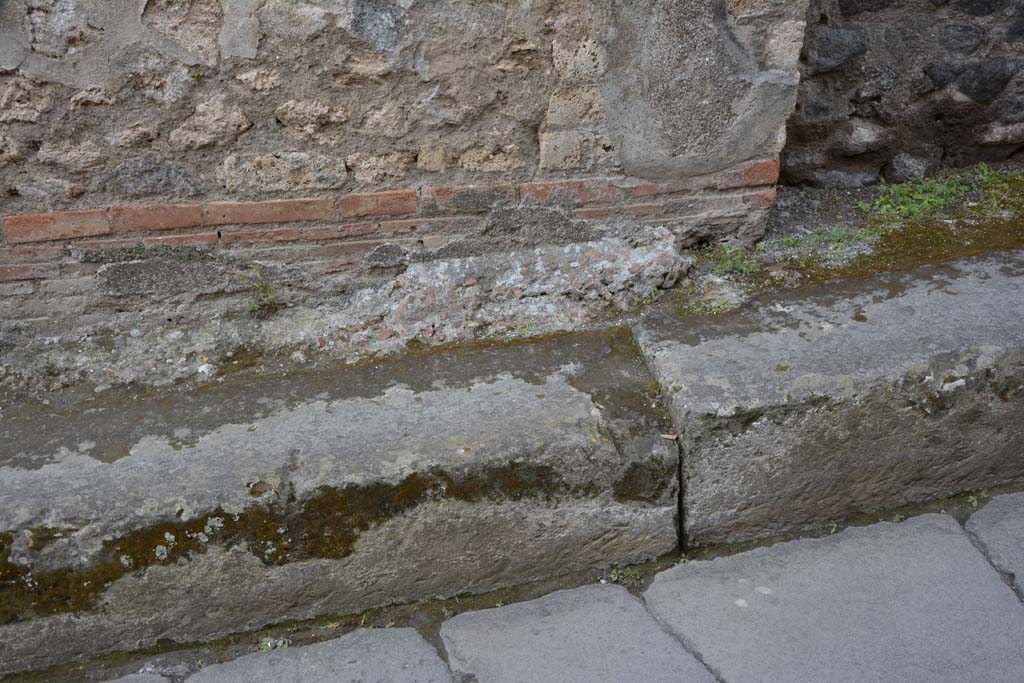 Vicolo del Citarista, west side, Pompeii. May 2019. Detail from lower west wall and pavement.     
Foto Tobias Busen, ERC Grant 681269 DÉCOR.
