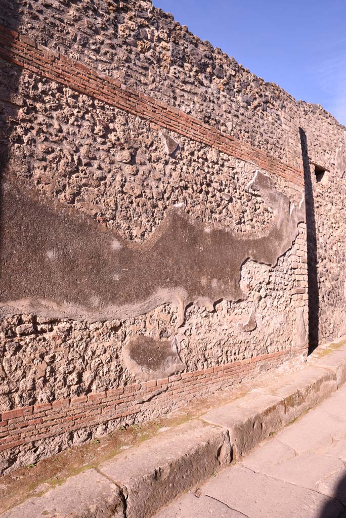 Vicolo del Citarista, west side, Pompeii. October 2019. 
Detail of remaining stucco on west wall, looking north.      
Foto Tobias Busen, ERC Grant 681269 DÉCOR.
