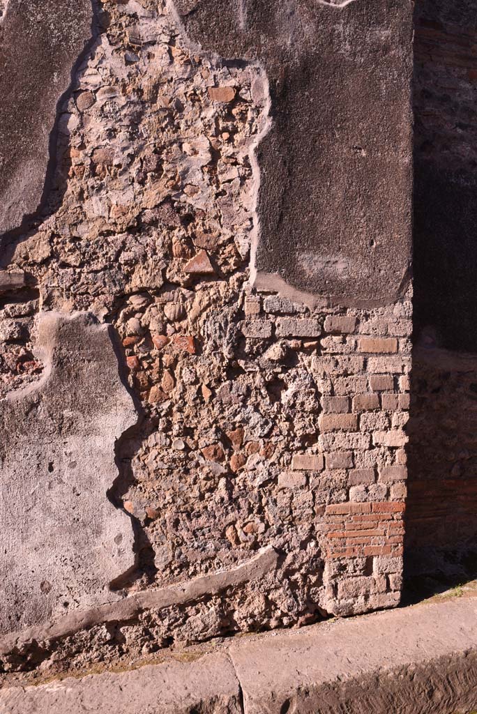 Vicolo del Citarista, west side, Pompeii. October 2019. Detail from north side of window.       
Foto Tobias Busen, ERC Grant 681269 DÉCOR.
