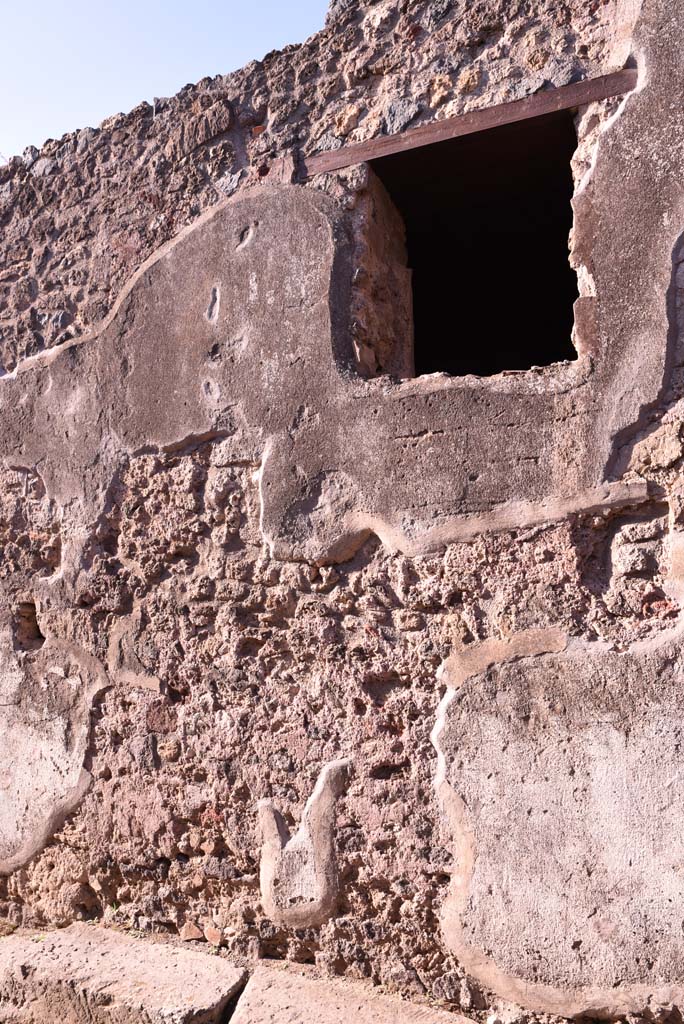 Vicolo del Citarista, west side, Pompeii. October 2019. Detail of stucco around window.       
Foto Tobias Busen, ERC Grant 681269 DÉCOR.
