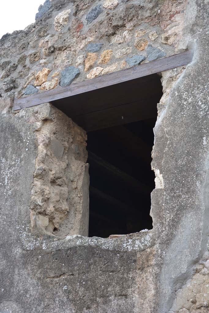 Vicolo del Citarista, west side, Pompeii. May 2019. Detail of window and stucco around it.       
Foto Tobias Busen, ERC Grant 681269 DÉCOR.
