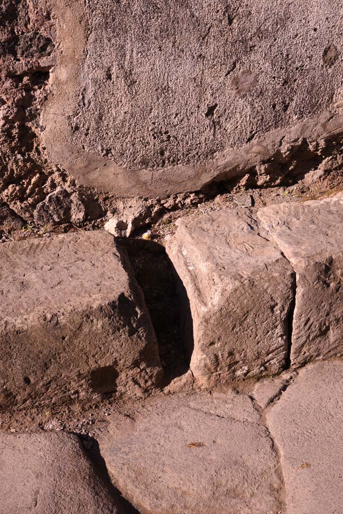 Vicolo del Citarista, west side, Pompeii. October 2019. Detail of block pavement edge.        
Foto Tobias Busen, ERC Grant 681269 DÉCOR.
