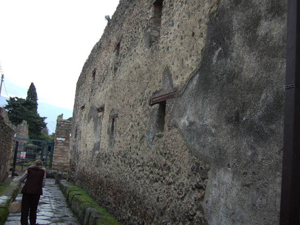 Vicolo del Citarista. West side. Looking south along side wall of I.4.28.  December 2005.