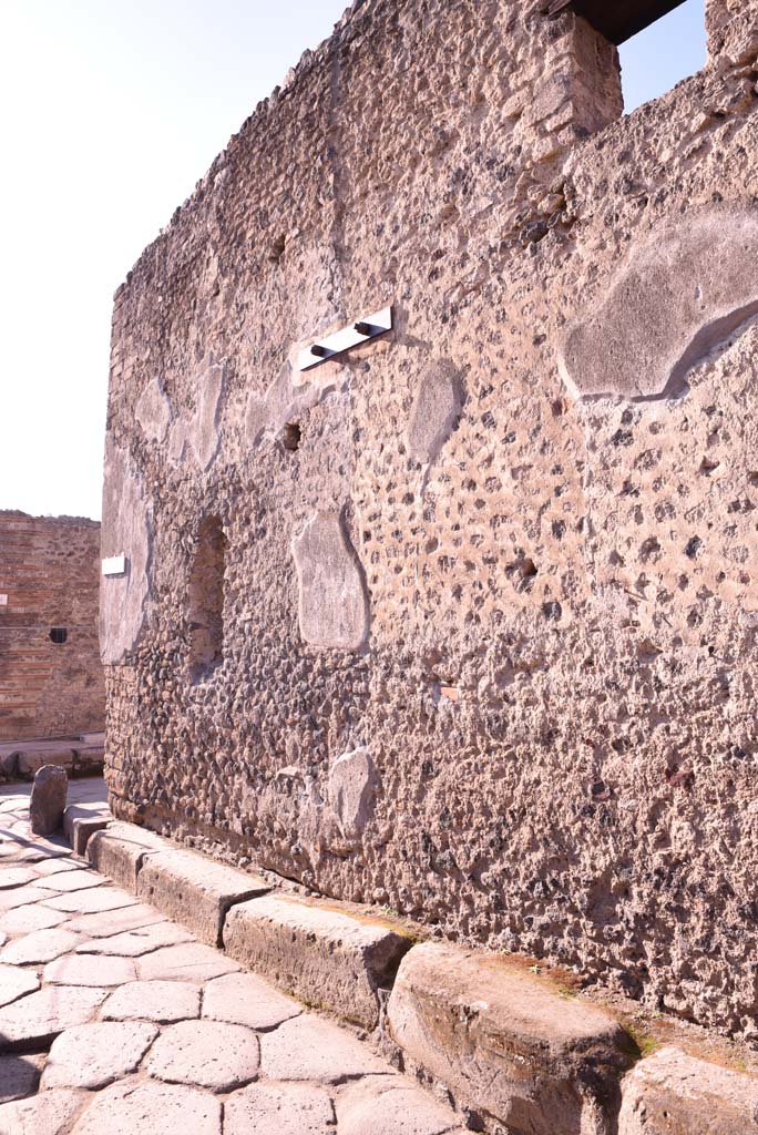Vicolo del Citarista, west side, Pompeii. October 2019. Detail of south end of west wall.  
Foto Tobias Busen, ERC Grant 681269 DÉCOR.
