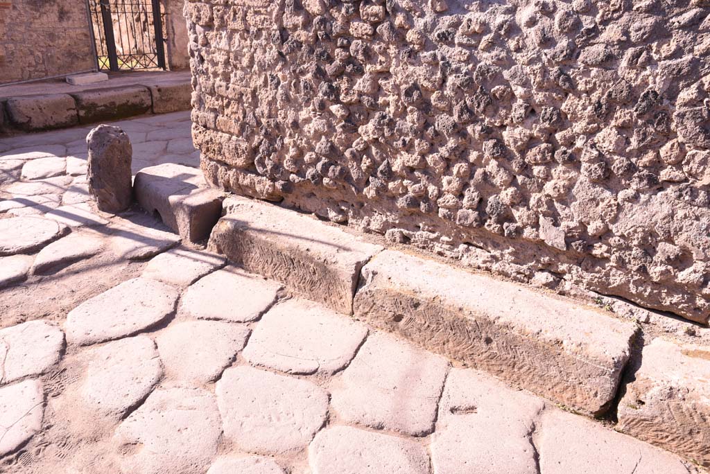 Vicolo del Citarista, west side, Pompeii. October 2019. 
Detail of lower west wall and pavement at junction with Vicolo del Menandro, on left.  
Foto Tobias Busen, ERC Grant 681269 DÉCOR.

