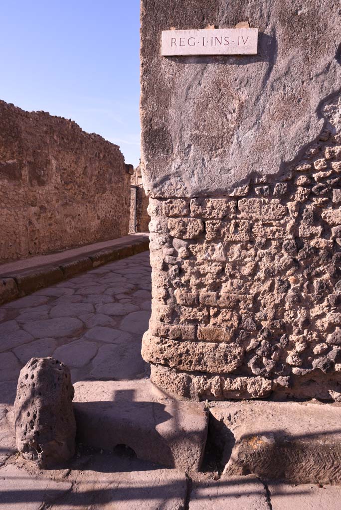 Vicolo del Citarista, west side, Pompeii. October 2019. 
Looking west to lower wall and pavement at junction with Vicolo del Menandro, on left.  
Foto Tobias Busen, ERC Grant 681269 DÉCOR.
