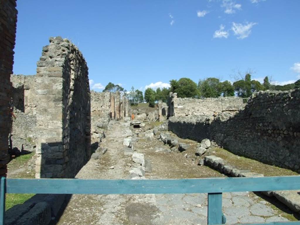 Vicolo del Conciapelle between I.2 and I.1. Looking east from the junction on the Via Stabiana. March 2009.