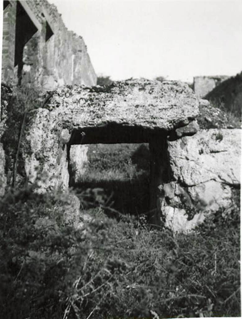 Vicolo del Conciapelle. 1935 photo taken by Tatiana Warscher. Looking east towards small bridge structure in roadway, leading from outside I.2.28 on left, towards I.5.1 on right.
See Warscher T., 1936. Codex Topographicus Pompeianus: Regio I.1, I.5. Rome: DAIR, whose copyright it remains (no.42c).
