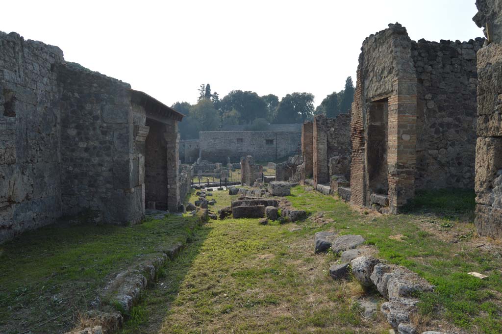 Vicolo del Conciapelle, Pompeii. October 2017. Looking west between I.5, on left, and I.2, on right. 
Foto Taylor Lauritsen, ERC Grant 681269 DÉCOR.

