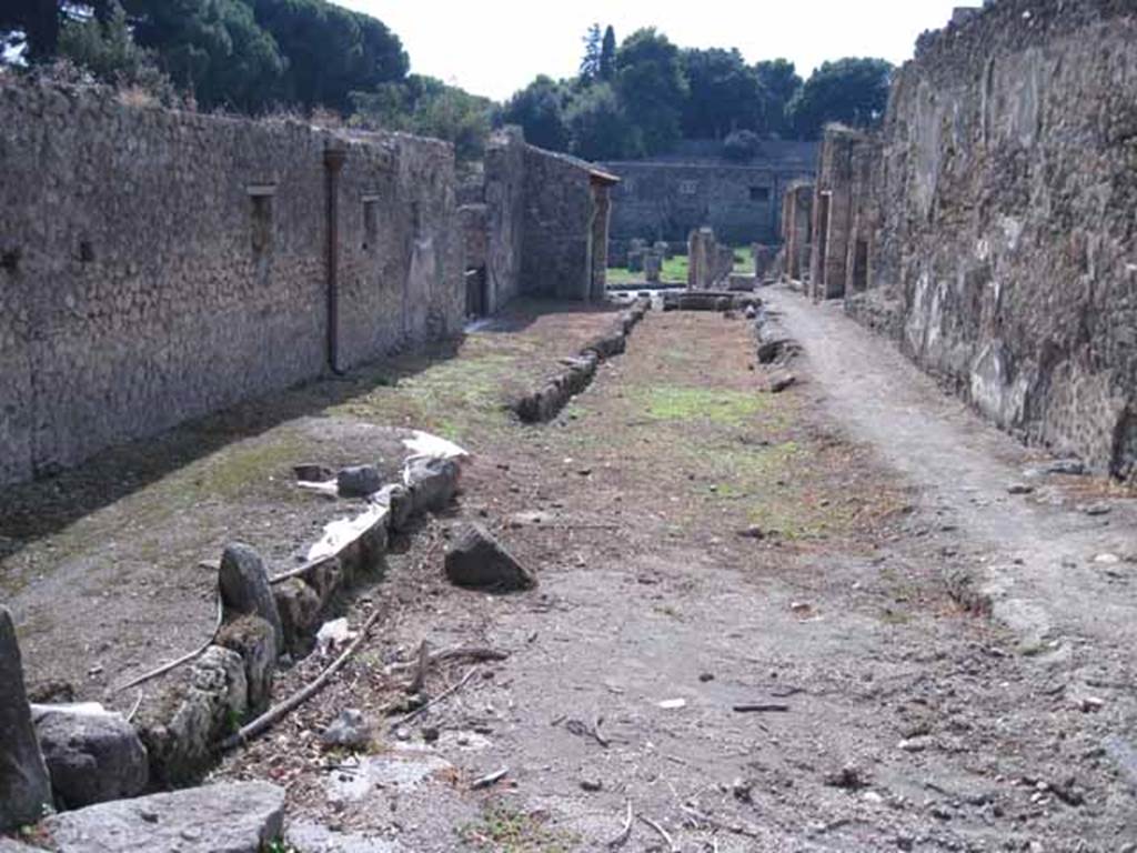 Vicolo del Conciapelle. September 2010. Looking west towards Via Stabiana. I.5.2 Pompeii, on left, I.2.23 on right. Photo courtesy of Drew Baker.