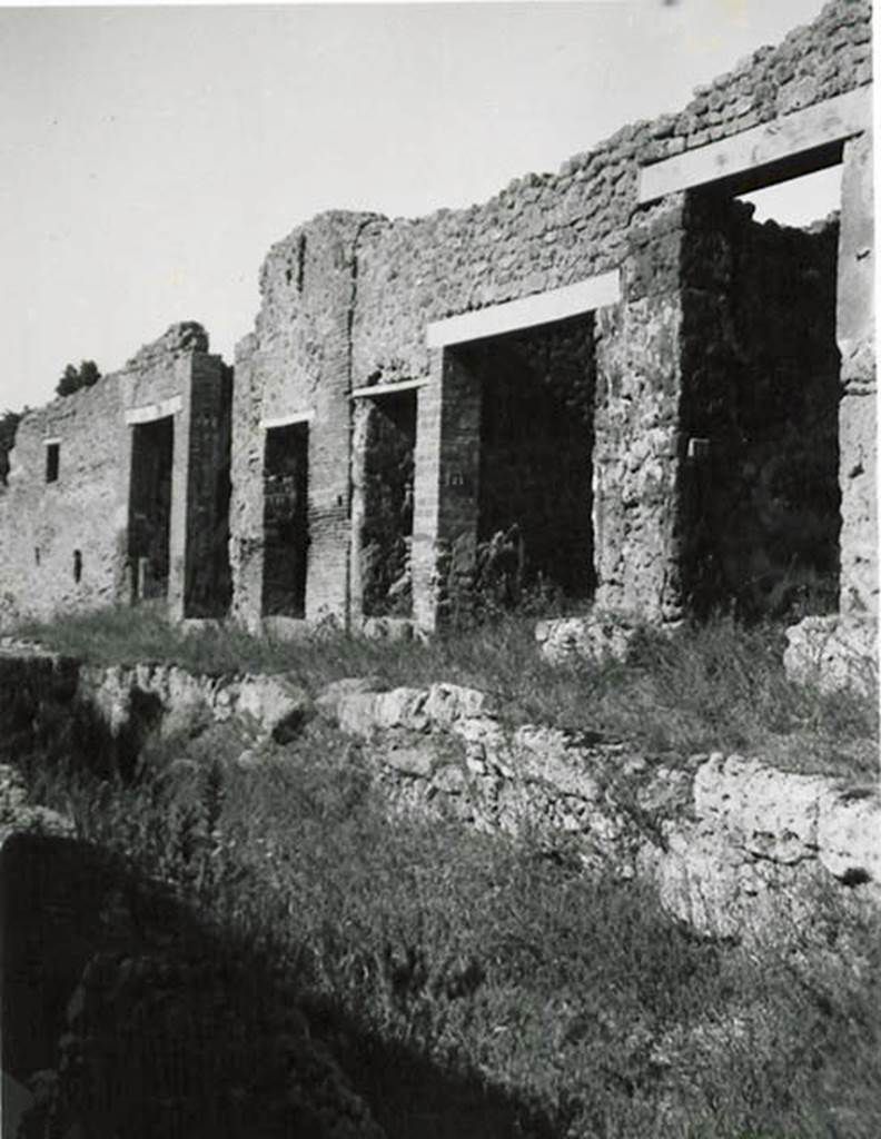 Vicolo del Conciapelle. 1935 photo taken by Tatiana Warscher. Looking towards doorways on north side of Vicolo, from 1.2.29 on left, to 1.2.24 on right.  
See Warscher T., 1936. Codex Topographicus Pompeianus: Regio I.2. (no. 42a), Rome: DAIR, whose copyright it remains
