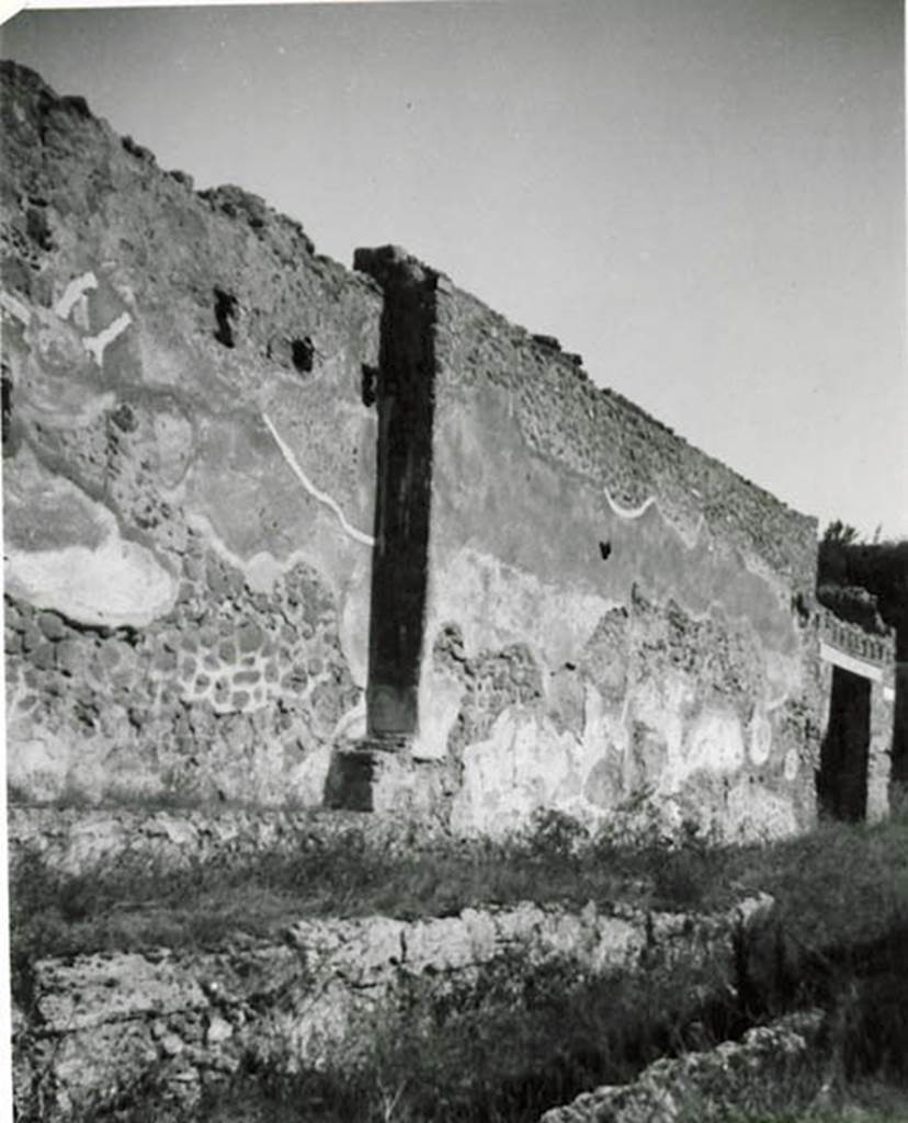 Vicolo del Conciapelle. 1935 photo taken by Tatiana Warscher. Looking along front façade of I.2.24 towards doorway at north-east end of Vicolo at 1.2.23.  
See Warscher T., 1936. Codex Topographicus Pompeianus: Regio I.2. (no. 42b), Rome: DAIR, whose copyright it remains.
