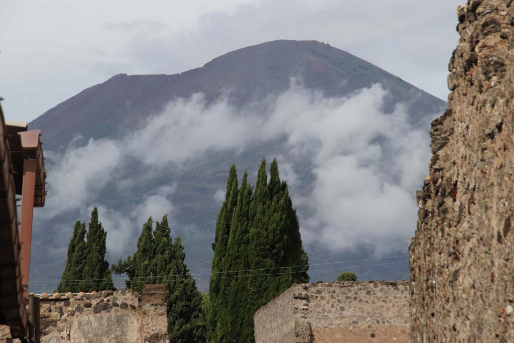 Vicolo del Farmacista. October 2020. Vesuvius towering above Via Consolare from Vicolo del Farmacista. Photo courtesy of Klaus Heese.