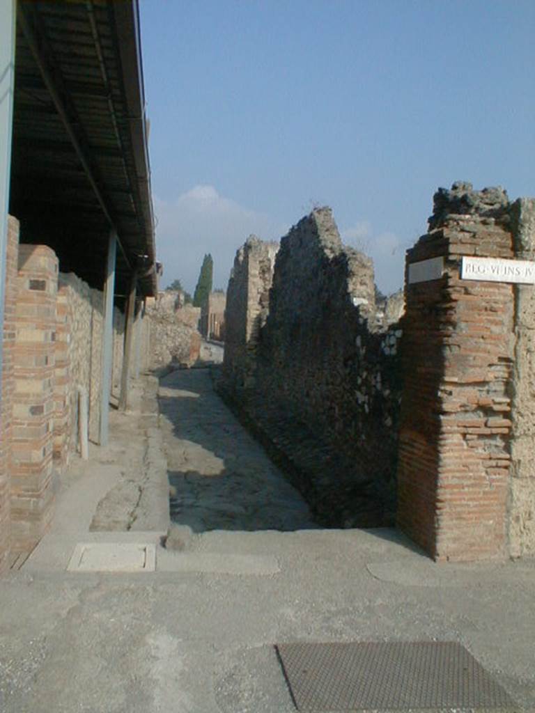 Vicolo del Farmacista between VI.17 and VI.4. Looking north from junction with Via delle Terme. September 2004.